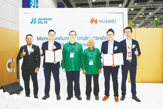 From left: JS Solar vice-president business &amp; strategy Ahmad Fareez Abd Jamil, Chai, MGTC board members Datuk Leong Kin Mun, Ismail Mohd Amin, Chong and Smart PV and ESS director Zhang Xiaoming.