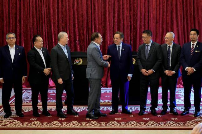 Prime Minister Datuk Seri Anwar Ibrahim (fourth from left) and Sarawak Premier Tan Sri Abang Johari Tun Openg (fourth from right) attended the Memorandum of Understanding (MoU) Exchange Ceremony and Joint Press Conference at the Perdana Putra today.