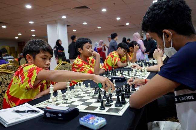 Cucu kepada Perdana Menteri Datuk Seri Anwar Ibrahim, Sulaimaan Mohamad Khairul (kiri) ketika beraksi pada Mini Chess Festival (MCF)-The New Straits Times Press (NSTP). - fotoBERNAMA