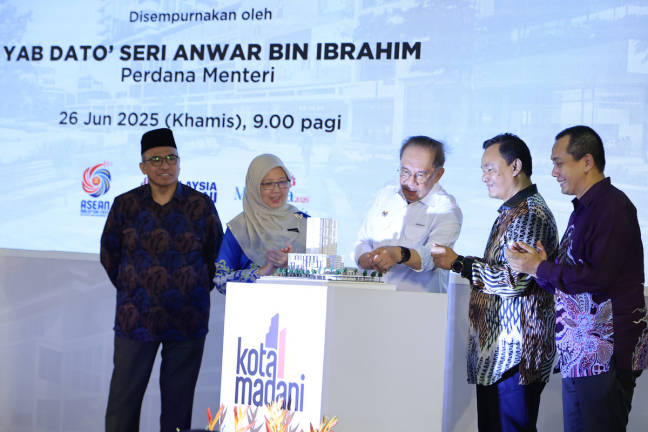 Perdana Menteri Datuk Seri Anwar Ibrahim (tengah) merasmikan Projek Pembangunan Kota MADANI di Presint 19 hari ini. Turut sama Menteri Wilayah Persekutuan Datuk Seri Dr Zaliha Mustafa (dua, kiri), Ketua Setiausaha Negara Tan Sri Shamsul Azri Abu Bakar (kiri) Ketua Pegawai Eksekutif Kumpulan PJH Datuk Sr Mohd Salem Kailany (dua, kanan) dan Ketua Pegawai Eksekutif Putrajaya Holdings (PJH) Datuk Izwan Hasli Mohd Ibrahim. - BERNAMA