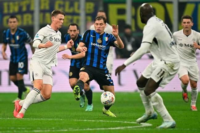 Inter Milan's Italian midfielder #23 Nicolo Barella fights for the ball with Napoli's Scottish midfielder #08 Scott Mc Tominay and Napoli's Belgian forward #11 Romelu Lukaku (R) during the Italian Serie A football match between Inter Milan and Napoli at San Siro stadium in Milan, on November 10, 2023. - Gabriel BOUYS / AFPpix