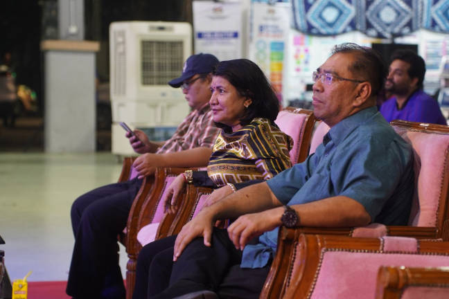 Deputy National Unity Minister K. Saraswathy (centre) at the Terengganu-level Unity Week celebration at Arena Square here today.