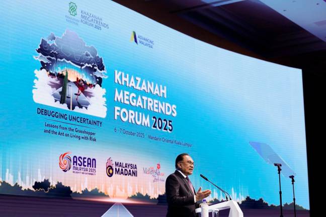 Perdana Menteri Datuk Seri Anwar Ibrahim menyampaikan ucapan pada Majlis Pembukaan Forum Megatrends Khazanah 2025 hari ini - fotoBERNAMA