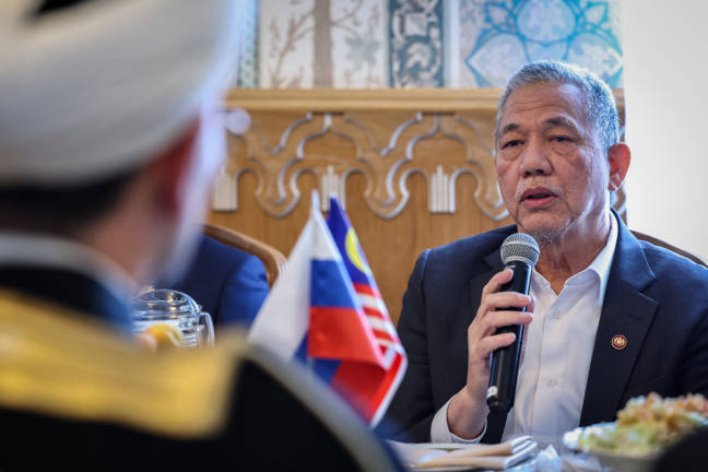 Timbalan Perdana Menteri merangkap Menteri Peralihan Tenaga dan Transformasi Air Datuk Seri Fadillah Yusof berucap sebelum makan tengah hari bersama Timbalan Pengerusi Pertama Pentadbiran Rohani Umat Islam Persekutuan Rusia Damir Vaisovich Mukhetdinov selepas selesai menunaikan Solat Jumaat di Masjid Cathedral Moscow, di sini, hari ini. - BERNAMA