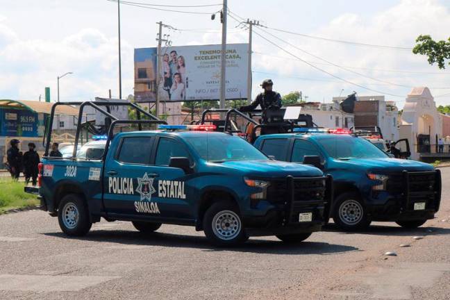 Sinaloa state police respond to the scene of a burned delivery truck amid a wave of violence between armed groups, in Culiacan, Mexico, September 11, 2024. - REUTERS/Jesus Bustamante