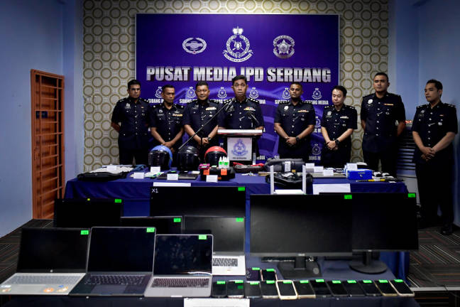 Serdang district police chief ACP Muhamad Farid Ahmad (center) speaks at a press conference at the Serdang District Police Headquarters today.