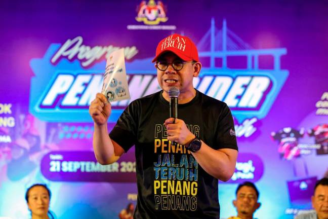 Menteri Sumber Manusia Steven Sim Chee Keong berucap pada Program Penang Rider Jalan Teruih di Healing Sampai Pagi pada 21 Sept. - Bernama