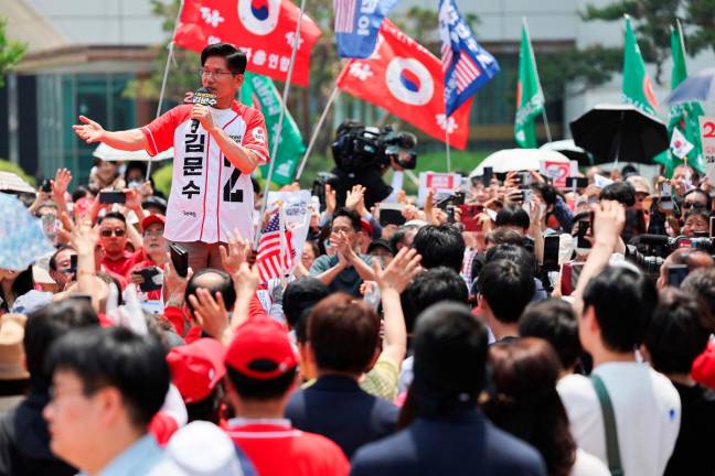 Kim Moon-soo, the presidential candidate for South Korea's conservative People Power Party, speaks during his election campaign rally in Seoul, South Korea, June 1, 2025. - REUTERS/Go Nakamura