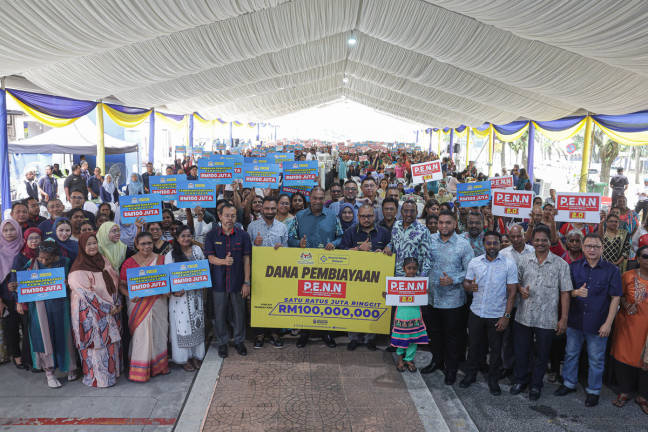 Timbalan Menteri Pembangunan Usahawan dan Koperasi (KUSKOP) Datuk Seri R. Ramanan dan Pengarah Urusan Amanah Ikhtiar Malaysia Datuk Mohamed Shamir Abdul Aziz bergambar bersama replika cek tambahan dana pembiayaan bagi Program Prosperity, Empowerment and A New Normal for Indian Women (P.E.N.N) bernilai RM100,000,000 pada Majlis Pelancaran P.E.N.N 2.0 di Ibu pejabat Amanah Ikhtiar Malaysia hari ini. - BERNAMApix