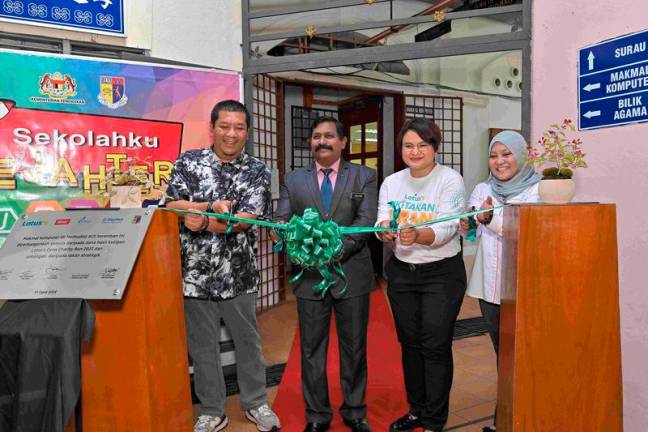 From left, Nik Justin, Head of Marketing, Sinar Karangkaf Sdn Bhd, Selvam Perumal, Headmaster SK Methodist ACS Seremban, Hanim Hamdan, Norazlina Masom, General Manager of the PINTAR Foundation, officiating at the opening of upgraded computer labs.