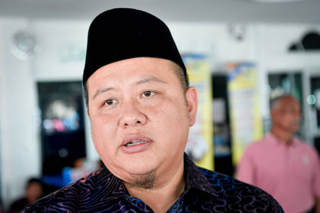 Selangor Rural Development, Unity and Consumer Affairs Committee chairman Datuk Rizam Ismail at the closing ceremony of the Santuni MADANI and Misi Jelajah Peduli Ummah: Sejahtera Insan Al-Falah programmes at the As-Syukriah Mosque, Parit 8 Gambut, Sungai Panjang, here today. - BERNAMA
