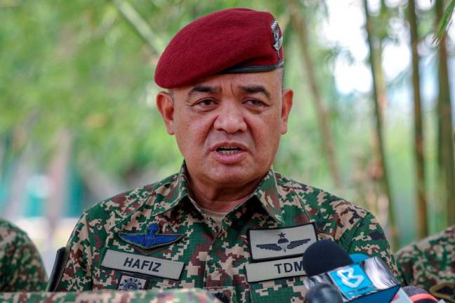 Panglima Tentera Darat, Jeneral Tan Sri Muhammad Hafizuddeain Jantan. - fotoBERNAMA