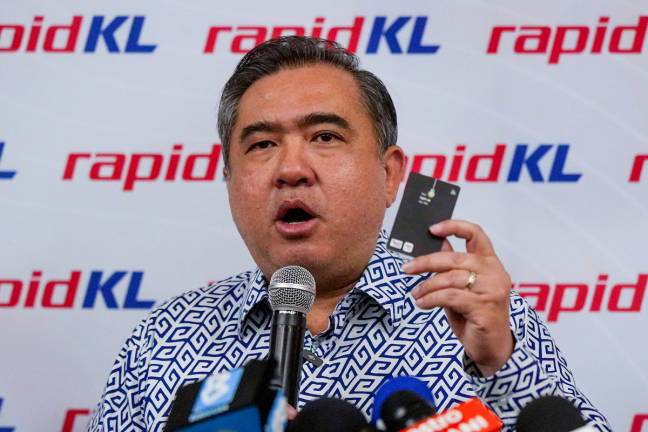 Menteri Pengangkutan Anthony Loke pada sidang media selepas Sesi Taklimat dan Pengumuman Pendigitalan Pas My50 di Stesen Transit Aliran Ringan (LRT) KL Sentral di sini hari ini. - BERNAMA