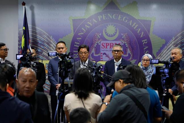Ketua Pesuruhjaya Suruhanjaya Pencegahan Rasuah Malaysia (SPRM) Tan Sri Azam Baki pada sidang media mengenai perkembangan terkini beberapa kes rasuah profil tinggi di ibu pejabat SPRM hari ini. -Bernama