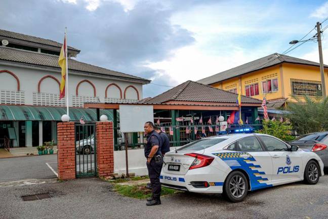 Anggota polis mengawal serta meninjau kawasan perkarangan sebuah surau di Kelana Jaya hari ini.Dua wanita cedera dipercayai diserang seorang lelaki menggunakan pisau di dalam tandas sebuah surau, berhampiran sekolah agama rakyat di Kelana Jaya, kira-kira 1.30 tengah hari tadi. Ketua Polis Daerah Petaling Jaya ACP Shahrulnizam Jaafar ketika dihubungi Bernama mengesahkan kejadian itu dan memaklumkan pihaknya sedang giat mengesan suspek terlibat. - fotoBERNAMA