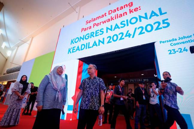 Parti Keadilan Rakyat (PKR) Secretary-General Dr Fuziah Salleh (second from left) and PKR Information Chief Datuk Fahmi Fadzil (center) were present to inspect preparations for the Parti Keadilan Rakyat (PKR) National Congress at the Persada Johor International Convention Centre today. - BERNAMApix