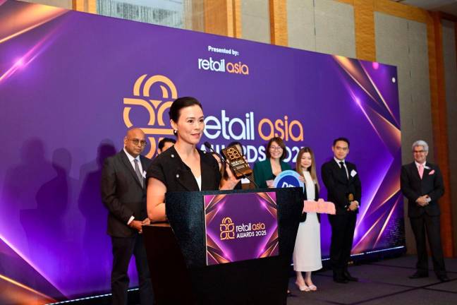 Priscilla Wu, MD guardian Malaysia and Brunei receiving the Retail Asia Awards