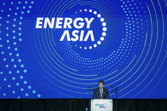 Presiden dan Ketua Pegawai Eksekutif Kumpulan PETRONAS, Tan Sri Tengku Muhammad Taufik menyampaikan ucapan pada Energy Asia 2025 di Pusat Konvensyen Kuala Lumpur (KLCC) hari ini. - BERNAMApix