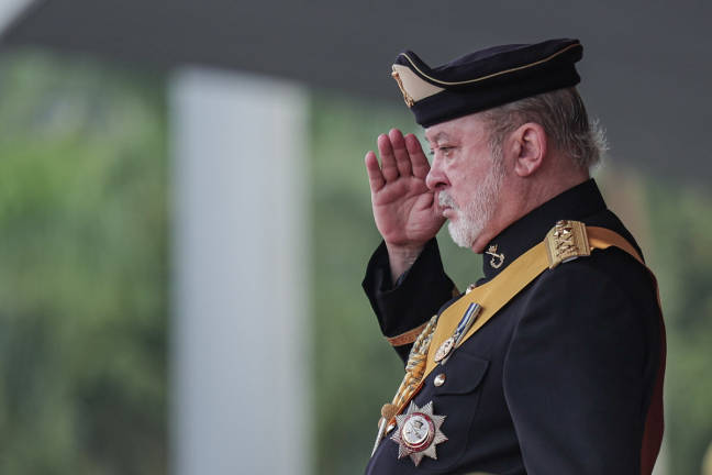 Yang di-Pertuan Agong Sultan Ibrahim berkenan berangkat pada Istiadat Perbarisan dan Pengurniaan Watikah Tauliah Pegawai Kadet Angkatan Tentera Malaysia di Kem Perdana, Sungai Besi di sini hari ini. - BERNAMA