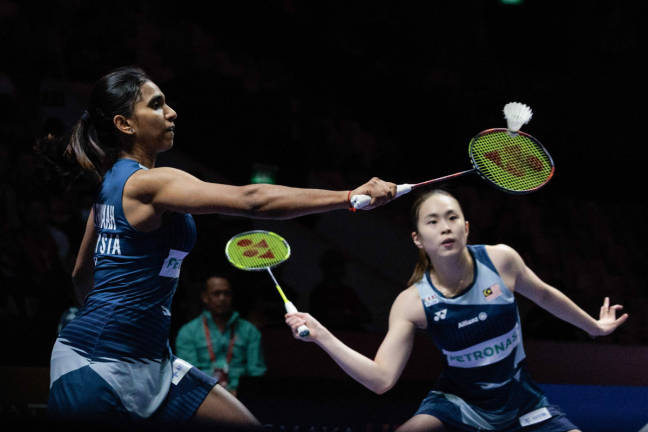 Malaysia’s Thinaah Muralitharan (L) and Pearly Tan play against Japan’s Rin Iwanaga (L) and Kie Nakanishi during their women’s doubles quarter-final match at the Indonesia Open badminton tournament in Jakarta on June 6, 2025. / AFPpix