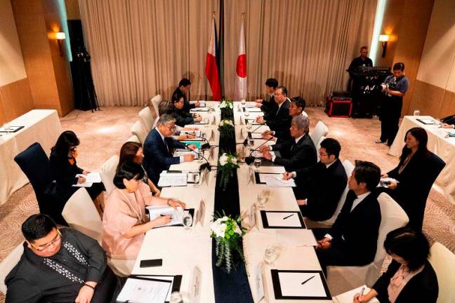 Philippines' Secretary of Foreign Affairs Enrique Manalo (centre, L) hold talks with Japan's Foreign Minister Takeshi Iwaya (centre, R) during their bilateral meeting in Manila on January 15, 2025. - LISA MARIE DAVID / POOL / AFP