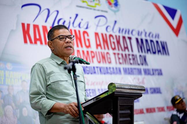 Menteri Dalam Negeri Datuk Seri Saifuddin Nasution Ismail berucap pada Majlis Peluncuran Kampung Angkat MADANI Agensi Penguatkuasaan Maritim Malaysia Tahun 2025 di Dewan Perdana Mukim Trong hari ini. - Bernama