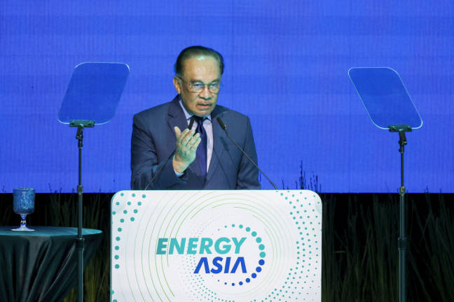 Perdana Menteri Datuk Seri Anwar Ibrahim menyampaikan ucapan perasmian pada Energy Asia 2025 di Pusat Konvensyen Kuala Lumpur (KLCC) hari ini. - BERNAMApix