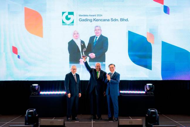 From left: Datuk Mohammed Hussein, chairman of CGC; Datuk Dr Ir Guntor Tobeng, managing director of Gading Kencana Sdn. Bhd., receiving the CGC Merdeka Award 2024; Datuk Mohd Zamree Mohd Ishak, president and CEO of Credit Guarantee Corporation Malaysia Berhad.