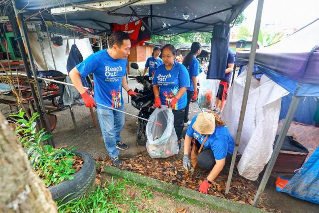 Berjaya staff taking part in the clean-up. – AMIRUL SYAFIQ/THESUNpix