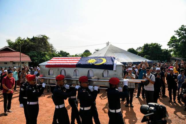 Members of the Federal Reserve Unit (FRU) carry the casket of FRU personnel Constable Akmal Wafi Annuar, 28, to be laid to rest with Royal Malaysia Police (PDRM) hero burial honours at the Tunku Abdul Rahman Putra Mosque Cemetery, Sungai Limau, Lunas, today. – BERNAMAPIC