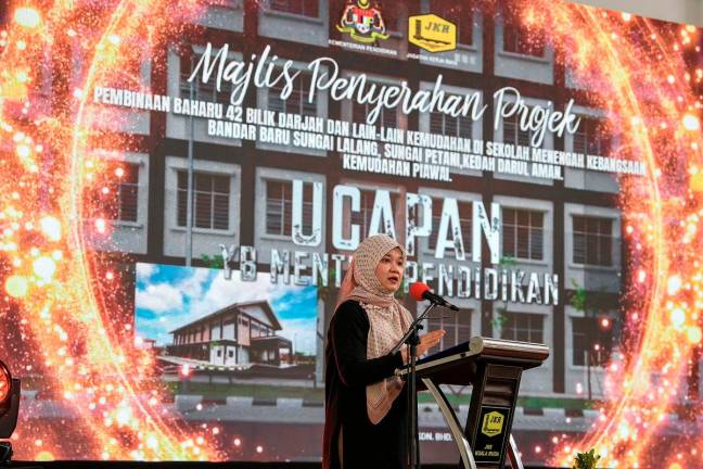 Menteri Pendidikan Fadhlina Sidek menyampaikan ucapan pada majlis penyerahan projek Sekolah Menengah Kebangsaan Bandar Baharu Sungai Lalang, Ambangan Height di sini hari ini.