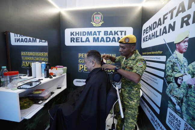 The free haircut service at the Home Ministry (KDN) booth in Lumut Waterfront here is being offered to the first 40 visitors daily throughout the three-day event. - BERNAMApix