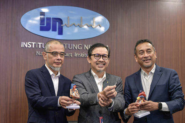 National Heart Institute (IJN) Chief Clinical Officer, Datuk Dr Shaiful Azmi Yahya (center), showcases Southeast Asia’s first dual-chamber leadless pacemaker implant after a press conference at IJN today. - BERNAMApix