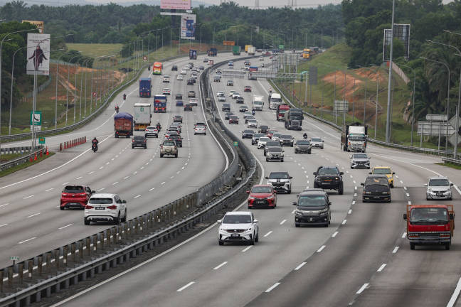 Aliran trafik di Lebuhraya Utara-Selatan menghala Selatan bergerak perlahan ekoran terdapat pertambahan kenderaan berikutan orang ramai mula pulang ke kampung halaman sempena perayaan Aidiladha esok ketika tinjauan hari ini. - BERNAMApix