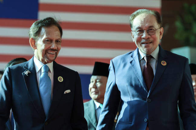 Perdana Menteri Datuk Seri Anwar Ibrahim dengan Sultan Brunei Sultan Hassanal Bolkiah. - BERNAMApix