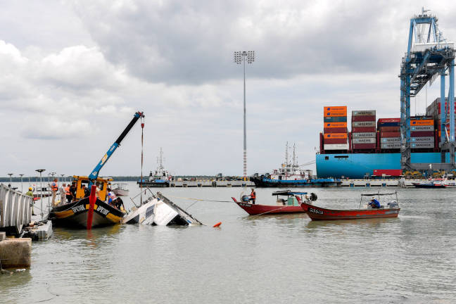Tiga termasuk seorang kanak-kanak maut selepas bot dinaiki terbalik dalam kejadian di sekitar perairan Tanjung Harapan, Pelabuhan Klang petang semalam. - BERNAMApix