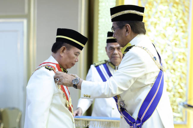 Yang Dipertua Negeri Tun Musa Aman conferred the highest state award of Sabah, the Seri Panglima Darjah Kinabalu (SPDK), which carries the title “Datuk Seri Panglima,“ on the Sabah Minister of Rural Development, Datuk Seri Panglima Jahid Jahim today. - BERNAMA