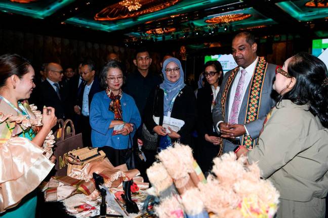 Timbalan Menteri Pembangunan Usahawan dan Koperasi Datuk Seri R. Ramanan (dua dari kanan) melawat pameran mini selepas pelancaran Forum Perniagaan Inklusif ASEAN ke-8 2025 hari ini - fotoBERNAMA