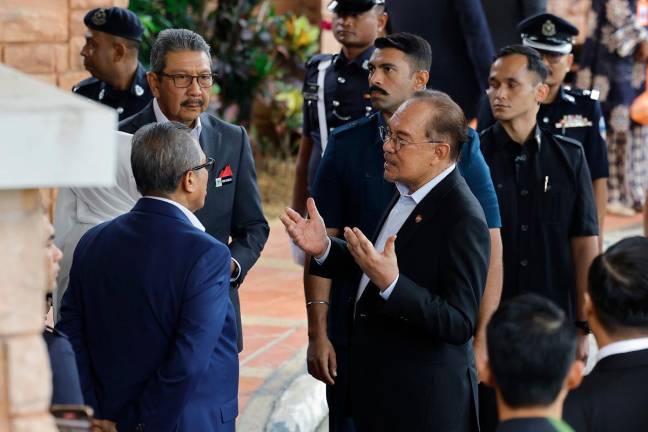 Perdana Menteri Datuk Seri Anwar Ibrahim berbincang dengan Ketua Setiausaha Negara Tan Sri Shamsul Azri Abu Bakar sebaik tiba pada Majlis Perjumpaan Perdana Menteri Bersama Warga Jabatan Perdana Menteri bagi Bulan Oktober di Puspanitapuri hari ini. - Bernama