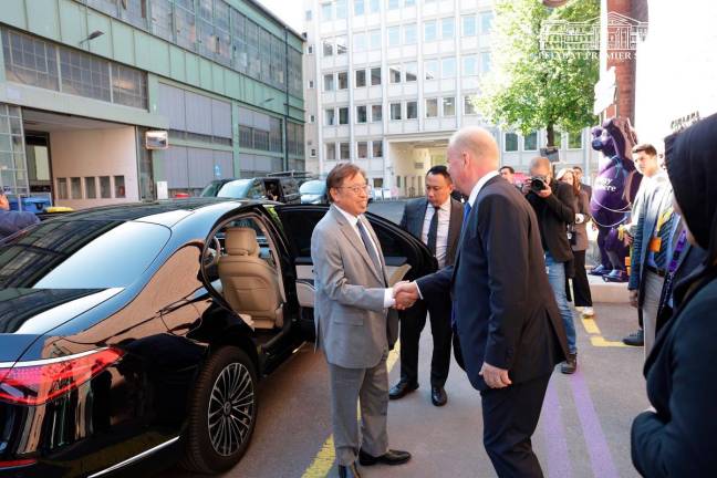 Premier Sarawak Tan Sri Abang Johari Tun Openg ketika lawatan kerja ke ibu pejabat Siemens Energy di Berlin, German. - Gambar sumbangan Pejabat Premier Sarawak