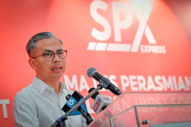 Menteri Komunikasi Datuk Fahmi Fadzil berucap ketika hadir merasmikan Sorting Centre SPX Express (SPX) di Bukit Raja Selatan, Shah Alam hari ini. - Bernama