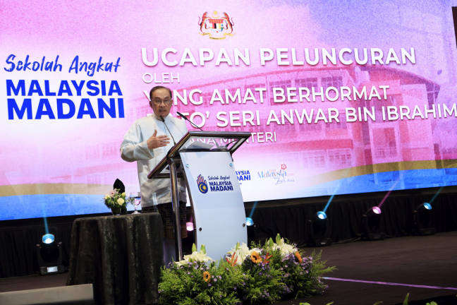 Perdana Menteri Datuk Seri Anwar Ibrahim menyampaikan ucapan semasa hadir pada Majlis Peluncuran Sekolah Angkat Malaysia Madani di Pusat Konvensyen Antarabangsa Putrajaya (PICC) hari ini. - BERNAMA