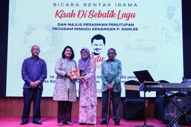 Deputy Minister of National Unity, Saraswathi Kandasamy (second from left), presented a souvenir to a recipient at the closing ceremony of the P. Ramlee Memorial Week: “One in a Million” and the “Satu Dalam Sejuta” Rhythm Talk today.