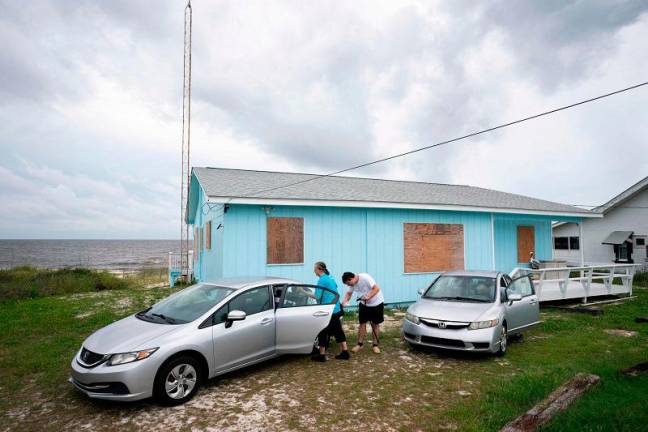 ALLIGATOR POINT, FLORIDA - SEPTEMBER 25: People evacuate as Hurricane Helene approaches on September 25, 2024 on Alligator Point near Panacea, Florida. Hurricane Helene is forecasted to make landfall along the gulf coast tomorrow. - Sean Rayford/Getty Images/AFP