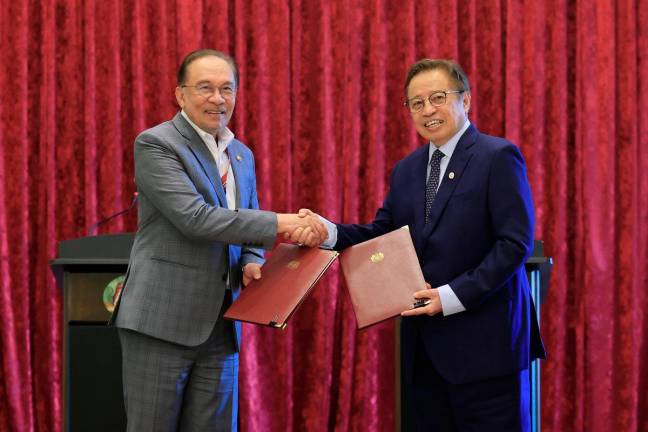 Datuk Seri Anwar Ibrahim (left), and Sarawak Premier, Tan Sri Abang Johari Tun Openg (right). - BERNAMApix