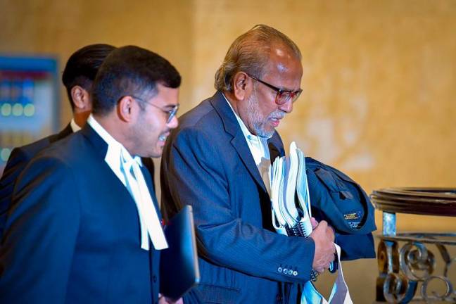 Najib’s counsel Tan Sri Muhammad Shafee Abdullah (r). - BERNAMApix