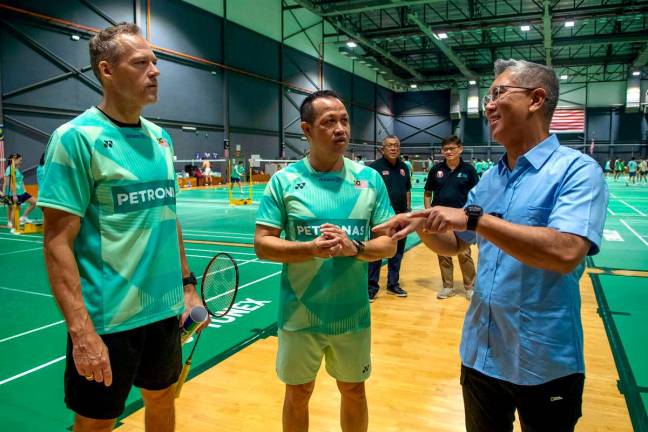 Presiden Persatuan Badminton Malaysia (BAM) Tengku Datuk Seri Zafrul Tengku Abdul Aziz bersama Pengarah Kejurulatihan (beregu) Persatuan Badminton Malaysia (BAM), Rexy Mainaky (tengah) dan Ketua Jurulatih Perseorangan Akedemi Badmiton Malaysia Kenneth Jonassen (kiri) ketika melawat sesi latihan skuad badminton kebangsaan di Akademi Badminton Malaysia, Bukit Kiara hari ini. fotoBERNAMA