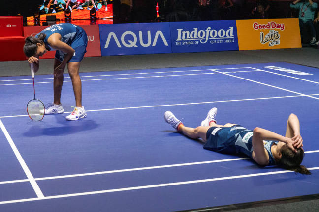 Aksi beregu wanita nombor satu negara, Pearly Tan dan M. Thinaah ketika menentang pasangan nombor satu dunia dari China, Liu Sheng Shu-Tan Ning dalam perlawanan akhir Kejohanan Terbuka Indonesia 2025 di Stadium Istora Senayan, hari ini. - BERNAMApix
