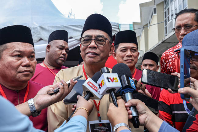 The Defence Minister, who is also UMNO Vice President, Datuk Seri Mohamed Khaled Nordin (center). - BERNAMA