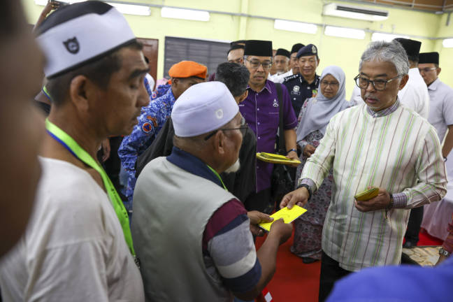 Sultan of Pahang Al-Sultan Abdullah Ri’ayatuddin Al-Mustafa Billah Shah when he visited the storm victims at ewan Orang Ramai Kampung Paya Luas, here today. - BERNAMApix